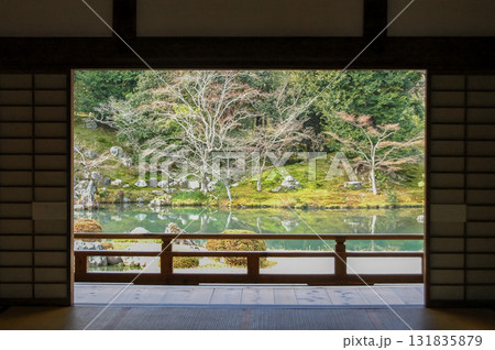天龍寺の方丈から望む曹源池庭園の風景 131835879