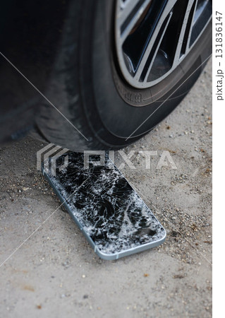 車に踏まれ破損したスマホ。 131836147