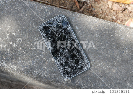 道路に落として壊れたスマートフォン 道路に落として壊れたスマートフォン 131836151