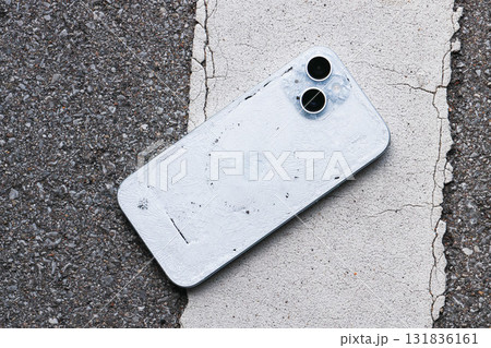 道路に落として壊れたスマートフォン 131836161