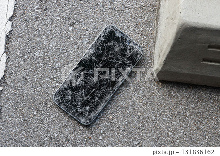 道路に落として壊れたスマートフォン 131836162