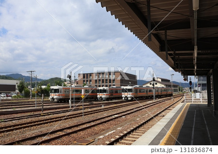 高山駅の留置線に停車するR高山本線の列車 131836874