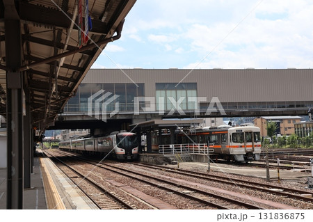 高山駅のホームに停車するJR高山本線の特急ひだと普通列車 131836875
