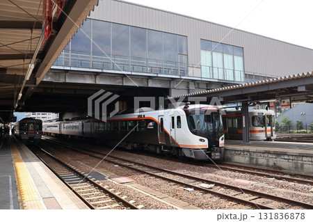 高山駅のホームに停車するJR高山本線の特急ひだと普通列車 高山駅のホームに停車するJR高山本線の特急ひだと普通列車 131836878