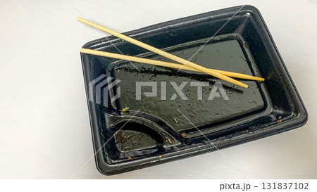 コンビニ弁当を食べた後の容器ゴミ 131837102