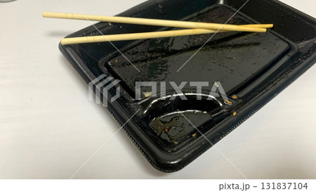 コンビニ弁当を食べた後の容器ゴミ 131837104