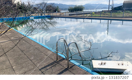 廃校の荒れ果てたプール 131837207