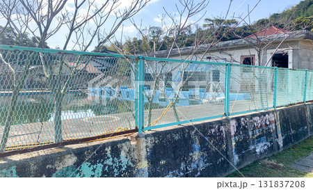廃校の荒れ果てたプール 131837208