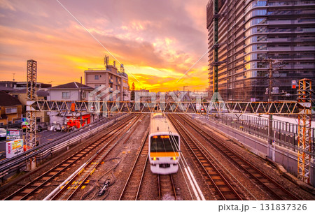 東京通勤の大動脈・夕暮れの中央線　 131837326