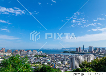 福岡・青空と緑の博多湾を望む都市風景 福岡・青空と緑の博多湾を望む都市風景 131837333