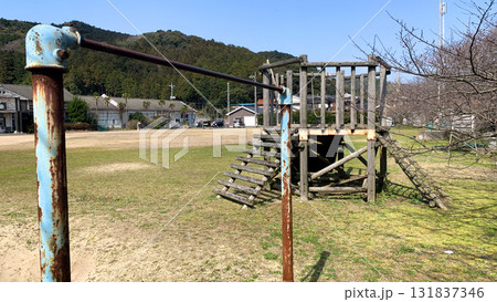 廃校に残る錆びついて危険な鉄棒 廃校に残る錆びついて危険な鉄棒 131837346