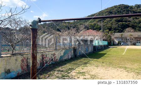 廃校に残る錆びついて危険な鉄棒 131837350