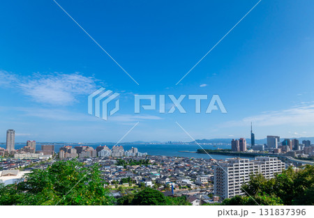 福岡・青空と緑の博多湾を望む都市風景 福岡・青空と緑の博多湾を望む都市風景 131837396