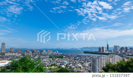福岡・青空と緑の博多湾を望む都市風景 福岡・青空と緑の博多湾を望む都市風景 131837397