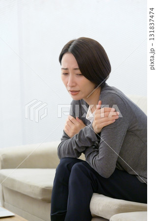 ストレスで体調を崩す女性 131837474