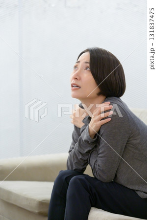 ストレスで体調を崩す女性 131837475