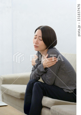 ストレスで体調を崩す女性 ストレスで体調を崩す女性 131837476