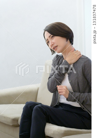 ストレスで体調を崩す女性 ストレスで体調を崩す女性 131837478