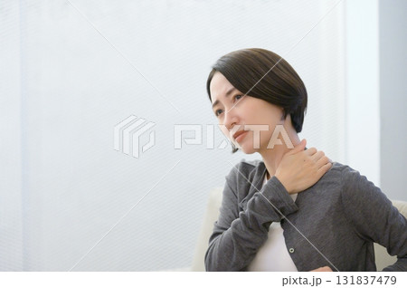 ストレスで体調を崩す女性 131837479