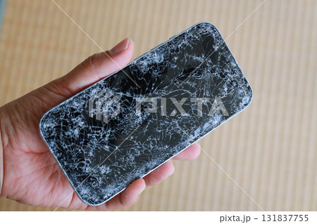 粉々に割れたスマホ操作パネル 131837755
