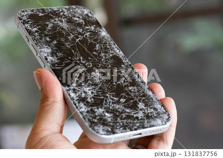 粉々に割れたスマホ操作パネル 131837756