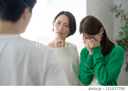 言い合いをする男女 言い合いをする男女 131837780