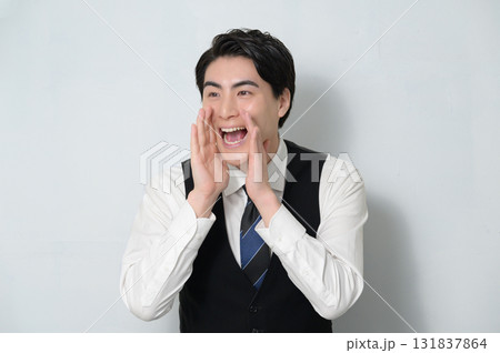 白背景で呼びかける男性 131837864
