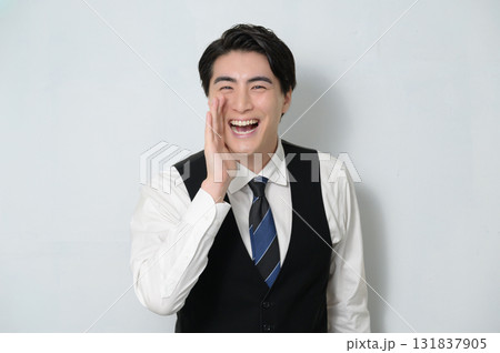 白背景で呼びかける日本人男性 131837905