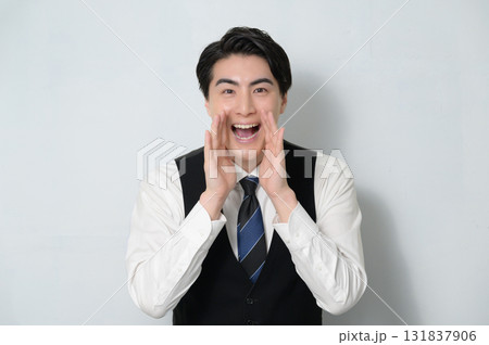 白背景で呼びかける日本人男性 白背景で呼びかける日本人男性 131837906