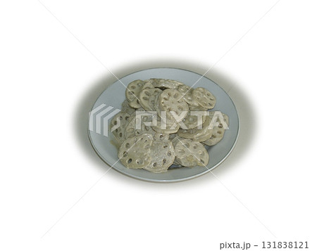皿に盛ったレンコン 131838121