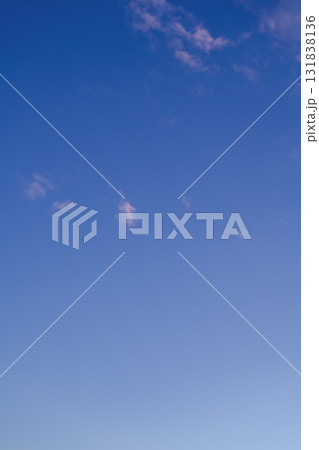 冬の空　青空と夕焼け雲　横浜 131838136