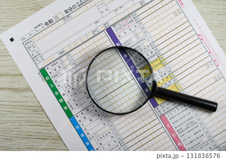 確定申告書と虫眼鏡で税務調査のイメージ 確定申告書と虫眼鏡で税務調査のイメージ 131838576