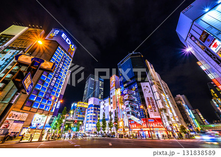 日本の東京都市景観インバウンド続く…外国人観光客らで賑わう秋葉原＝10月10日 131838589