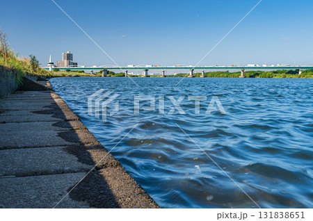 秋の淀川風景　淀川河川公園枚方地区からの景観　大阪府枚方市 131838651