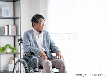 車椅子のシニアの男性 131839565