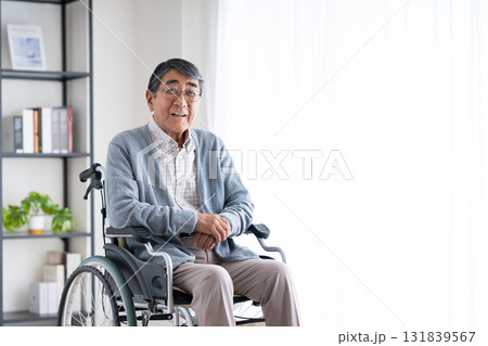 車椅子のシニアの男性 車椅子のシニアの男性 131839567