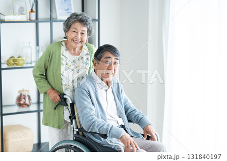 車椅子のシニアの夫婦 車椅子のシニアの夫婦 131840197