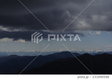 丹沢 塔ノ岳から望む冬の南アルプス 131840586