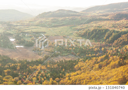 長野県、群馬県境の渋峠から望む芳ヶ平の紅葉 131840740