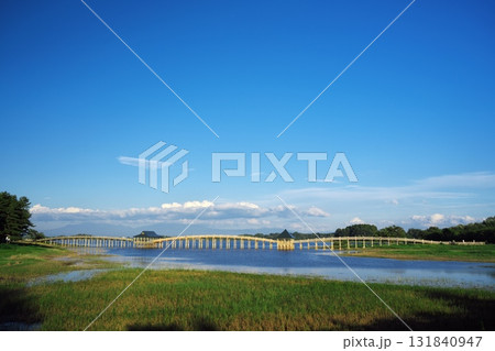 鶴の舞橋を泰山庭・自然庭園から臨む 131840947