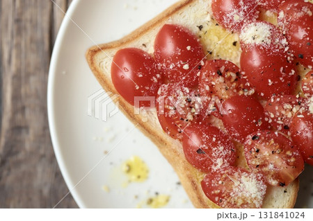 オリーブオイルと粉チーズのトマトサラダトースト 131841024