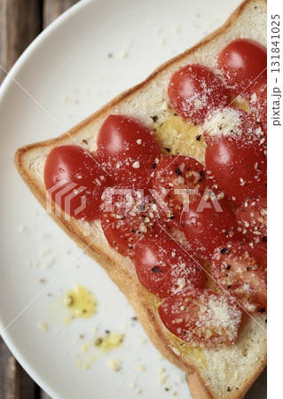 オリーブオイルと粉チーズのトマトサラダトースト オリーブオイルと粉チーズのトマトサラダトースト 131841025