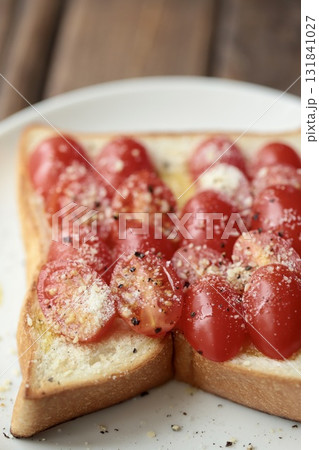 オリーブオイルと粉チーズのトマトサラダトースト 131841027