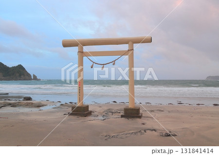 鵜原海岸の白い鳥居(千葉県勝浦市) 鵜原海岸の白い鳥居(千葉県勝浦市) 131841414