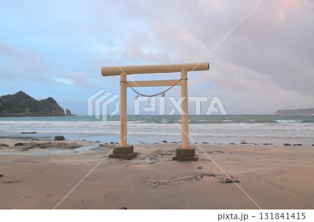 鵜原海岸の白い鳥居(千葉県勝浦市) 鵜原海岸の白い鳥居(千葉県勝浦市) 131841415