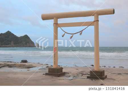 鵜原海岸の白い鳥居(千葉県勝浦市) 鵜原海岸の白い鳥居(千葉県勝浦市) 131841416