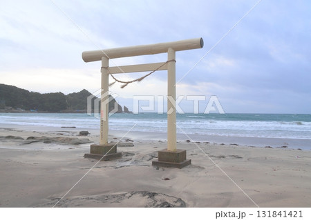 鵜原海岸の白い鳥居（千葉県勝浦市） 131841421