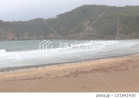 鵜原海岸の白い鳥居(千葉県勝浦市) 鵜原海岸の白い鳥居(千葉県勝浦市) 131841430