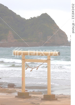 鵜原海岸の白い鳥居(千葉県勝浦市) 鵜原海岸の白い鳥居(千葉県勝浦市) 131841432