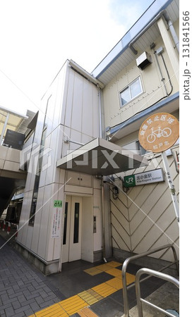 JR常磐線の北小金駅南口のエレベーター出入口 131841566